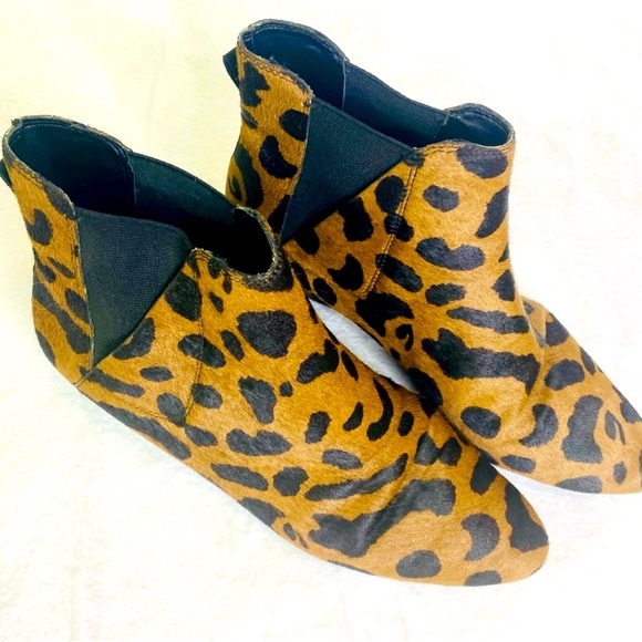GORGEOUS Ann Taylor Jocelyn Leopard Real Calf Hair Pull On Ankle Booties Sz 9.5M - Picture 2 of 9